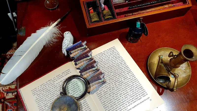 Marque-page Hedwige sur pile de livres