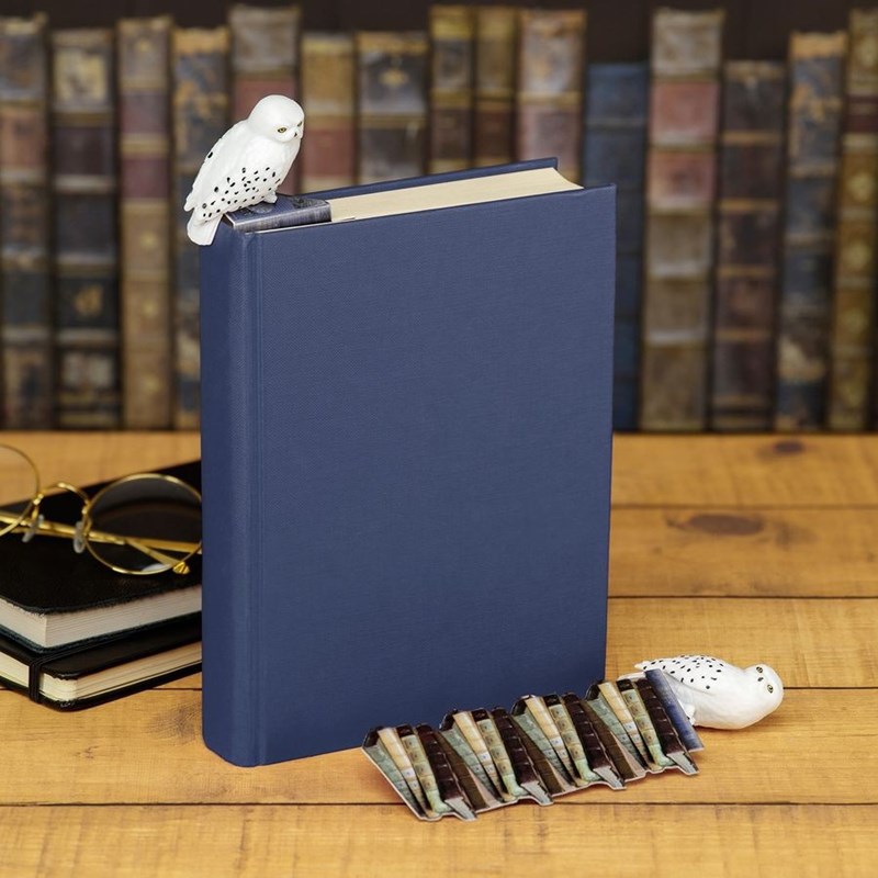 Marque-page Hedwige sur pile de livres