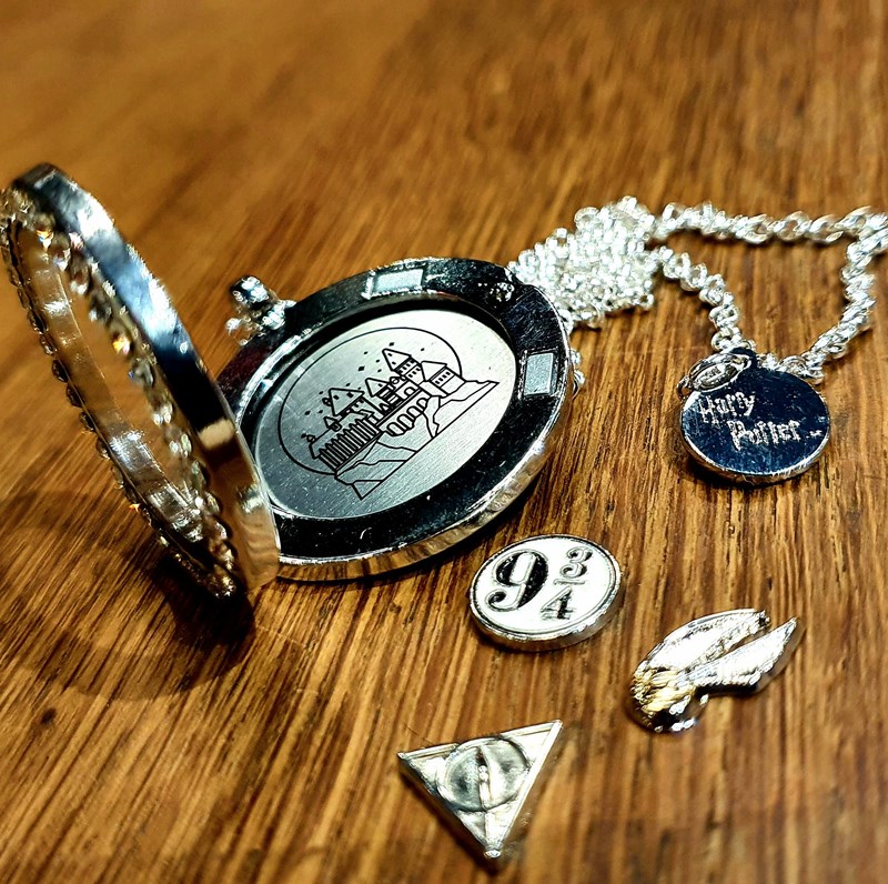 Collier médaillon 3 charms flottants Harry Potter