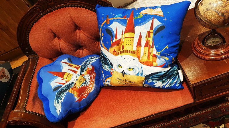 Coussin en forme Hedwige survolant Poudlard